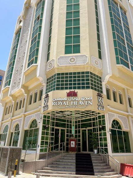写真にはドーハ市にあるRoyal Heaven Hotel Qatarが写っています。