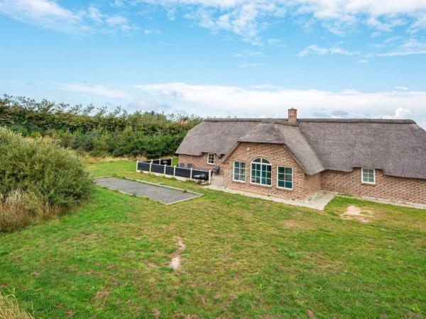 A la foto es mostra l'objecte 16 person holiday home in Ulfborg situat a la ciutat de Ulfborg.