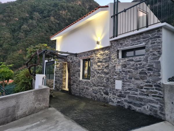A la foto es mostra l'objecte casa Farraia situat a la ciutat de Santana.