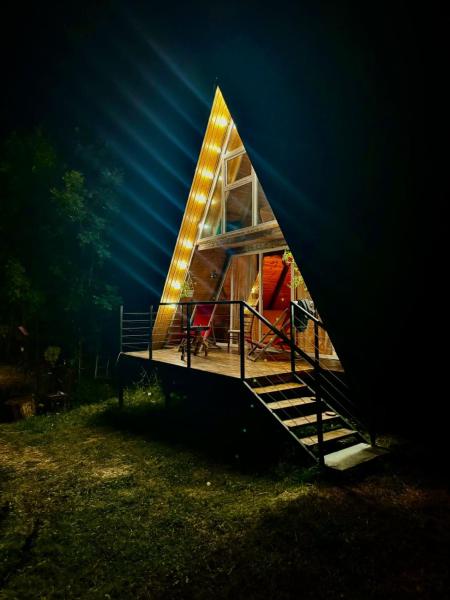 A la foto es mostra l'objecte Io-Ti Cottage situat a la ciutat de Ambrolauri.