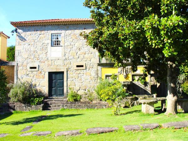 Na zdjęciu widoczny jest obiekt Santa Comba Garden Cottage położony w mieście Moreira do Lima.