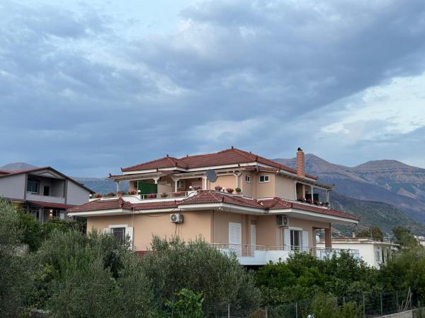 A la foto es mostra l'objecte Vila Xheka situat a la ciutat de Bamatat.