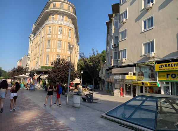 Bilde 1: Apparent on the Main Street