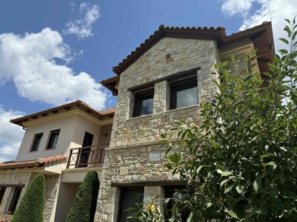 A la foto es mostra l'objecte Vytina Mont et Sapin situat a la ciutat de Vytina.