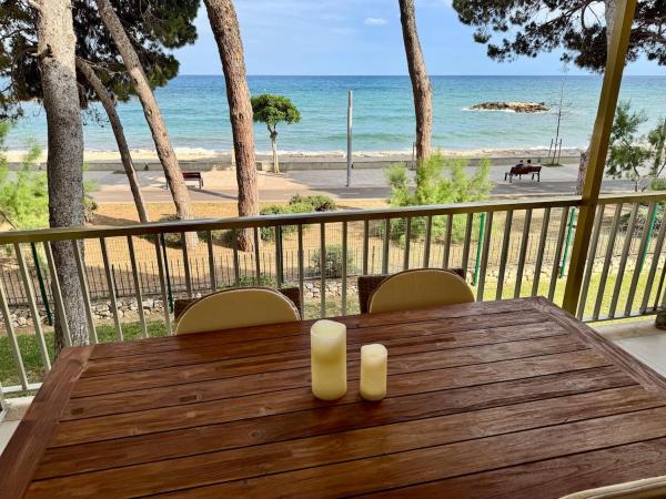 På billedet ses objektet Elegant Beachfront Escape Private & Peaceful beliggende i byen Cambrils.