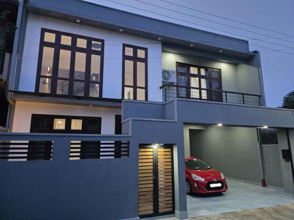 En la foto se muestra el objeto Modern 4-Bedroom Home with Rooftop in Malabe ubicado en la ciudad de Malabe.