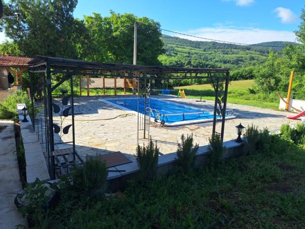 Na zdjęciu widoczny jest obiekt Mia Hill House Nemenikuce położony w mieście Nemenikuće.