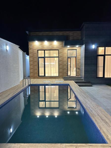 Na fotografii je vidět objekt Cozy Modern Sunrise Beach Villa nacházející se ve městě Cǝnubi.