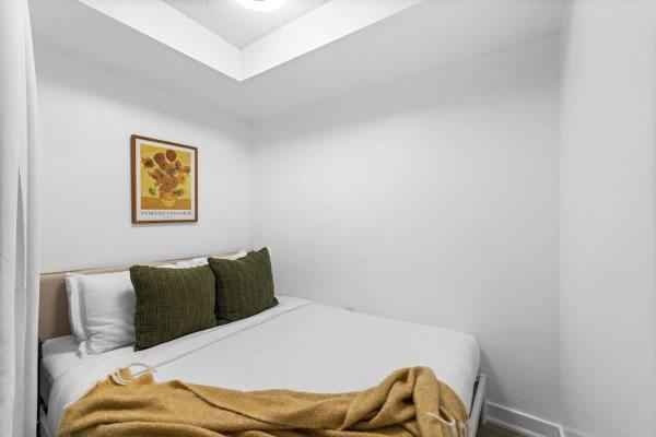 Zdjęcie 4: Modern & Stylish Comfort in the Heart of Toronto