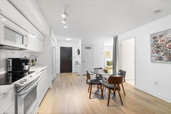 Zdjęcie 9: Modern & Stylish Comfort in the Heart of Toronto