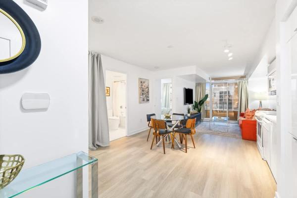 Zdjęcie 8: Modern & Stylish Comfort in the Heart of Toronto