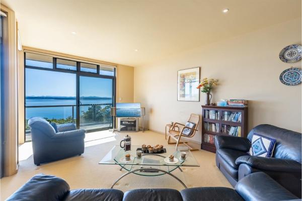 Billede 3: High View, 23 Wollomi Ave - perfect coastal getaway, with stunning water views and Wifi