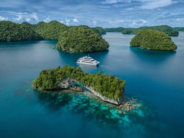 Na foto é possível ver o objeto Four Seasons Explorer Palau - Cruising Resort localizado na cidade de Koror.