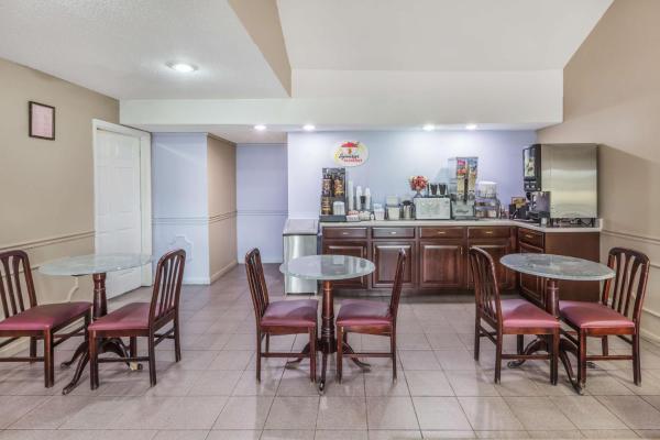 Foto 4: Super 8 by Wyndham Clinton