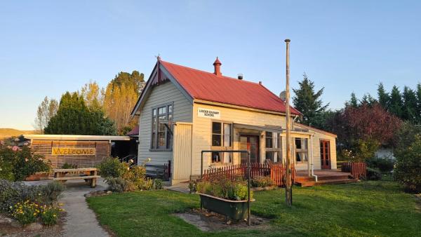 The photo shows the Lauder School Bed & Breakfast located in the city of Ophir.