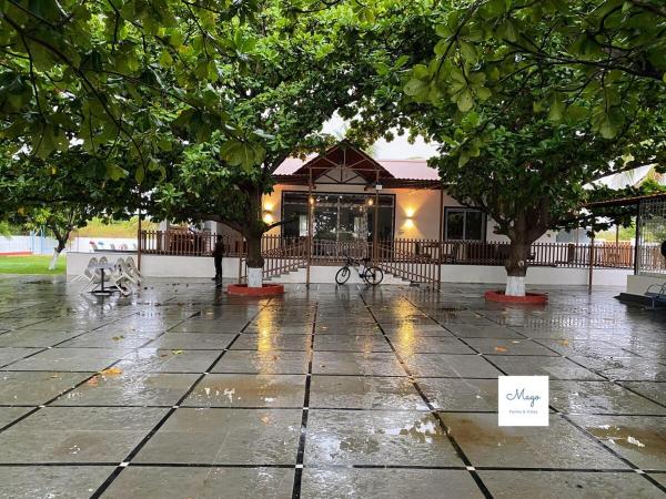 Na zdjęciu widoczny jest obiekt Almond Grove by MagoStays - 5BR Pool Farmhouse położony w mieście Gundipet.