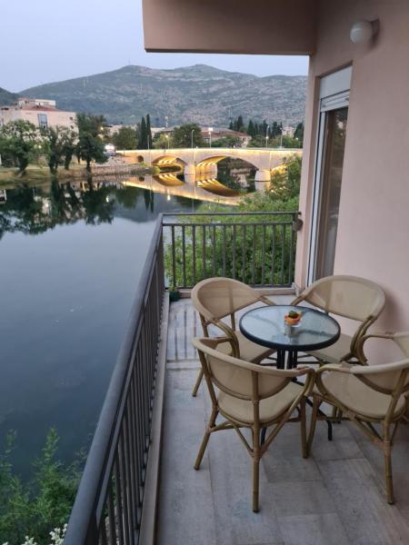 A la foto es mostra l'objecte Trebisnjica situat a la ciutat de Trebinje.