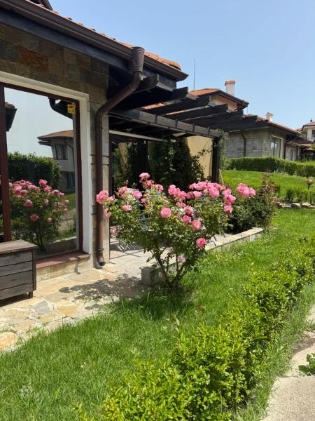 A la foto es mostra l'objecte Villa Rada, Bay View Villas situat a la ciutat de Kosharitsa.