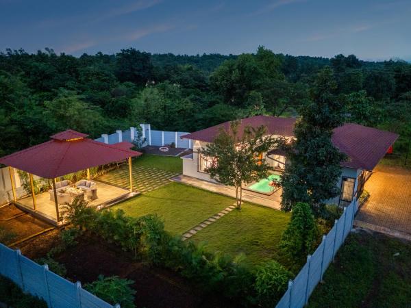 Na fotografii je vidět objekt Villa Azure Bliss by Riviera Hospitality nacházející se ve městě Padghe.