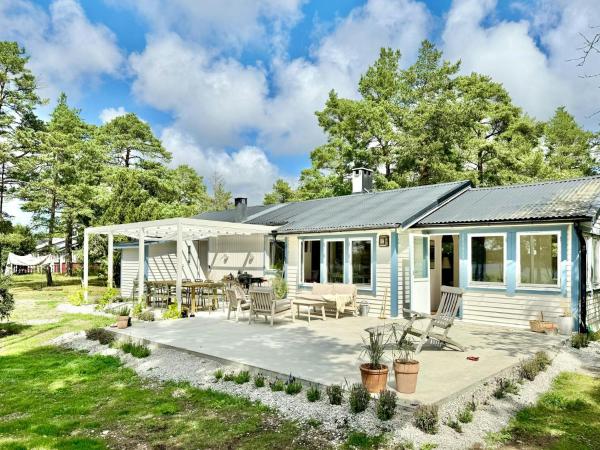 A la foto es mostra l'objecte Lakeside And Sun Terrace In Valleviken situat a la ciutat de Hellvi.