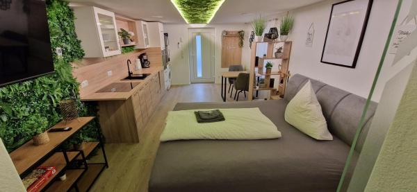 Na fotografii je vidět objekt Appartment-Ferienwohnung mit Küche, Bad, WLAN, Klimaanlage, Modern eingerichtet nacházející se ve městě Roding.