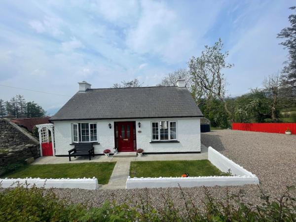 A la foto es mostra l'objecte Beautiful Country Cottage situat a la ciutat de Drumfree.
