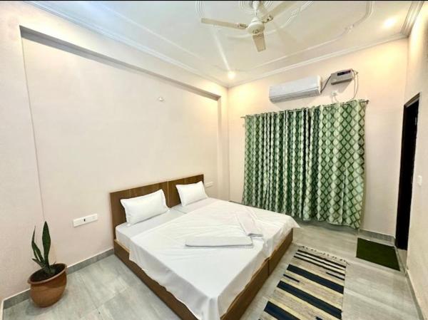 På billedet ses objektet The Yoga Oasis beliggende i byen Rishikesh.