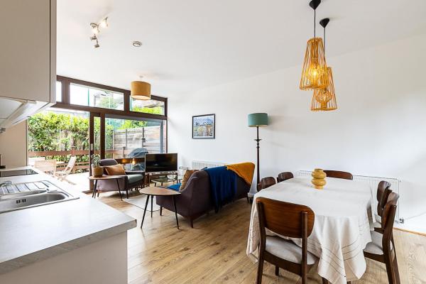 Spacious 2 -Bed Patio Retreat in Kennington, Londres