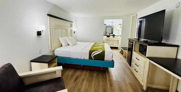 Na zdjęciu widoczny jest obiekt Lone Star Inn Llano położony w mieście Llano.