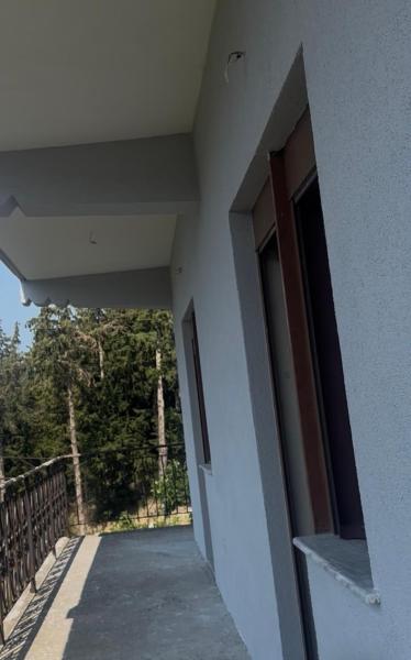 A la foto es mostra l'objecte Amara situat a la ciutat de Kaninë.