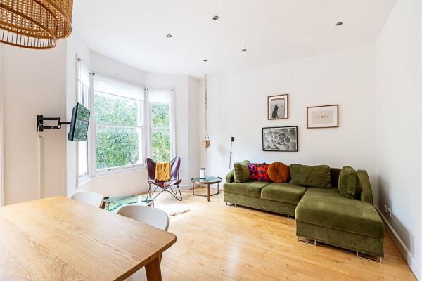 Contemporary Archway Retreat Near Tube, Londres