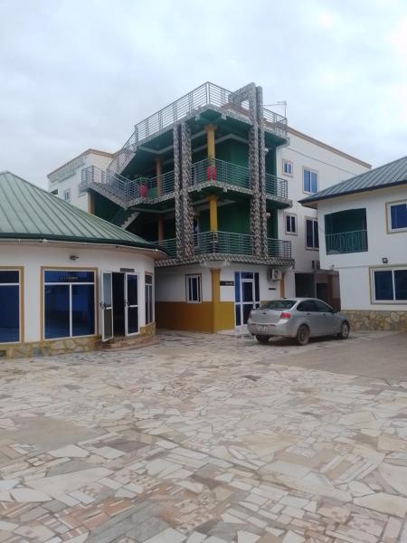 På billedet ses objektet Great Peace & Love Hotel beliggende i byen Ashalaja.