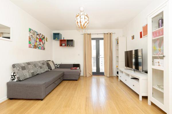Full of light 2BR Flat near Canary Wharf with Balcony, Londres