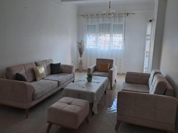 På billedet ses objektet Un bel appartement T3 climatisé, comprenant un hall et deux balcons, accessible par escalier ou ascenseur, situé dans une résidence fermée et gardée beliggende i byen Mostaganem.
