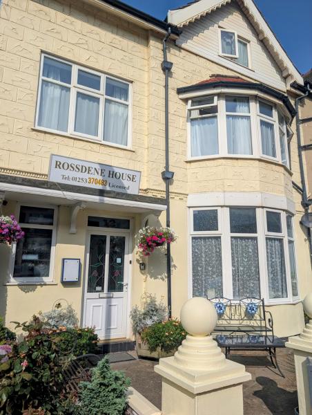 På billedet ses objektet Rossdene House beliggende i byen Blackpool.
