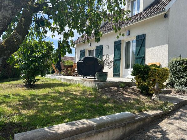 A la foto es mostra l'objecte La résidence du domaine Apremont situat a la ciutat de Aumont.