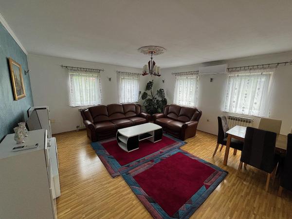 The photo shows the Apartment Sarajevo located in the city of Šip.