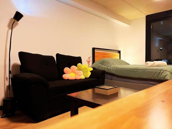 A la foto es mostra l'objecte Studio in Pocitos, perfect for students and work situat a la ciutat de Montevideo.