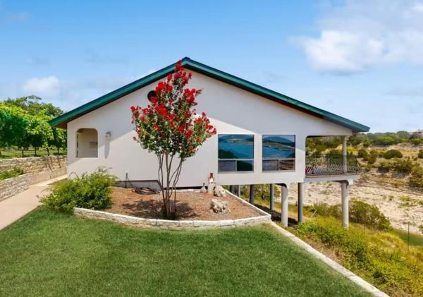 Vineyard Duplex Retreat: Lakefront Views With Private Dock Access - Lago Vista, TX