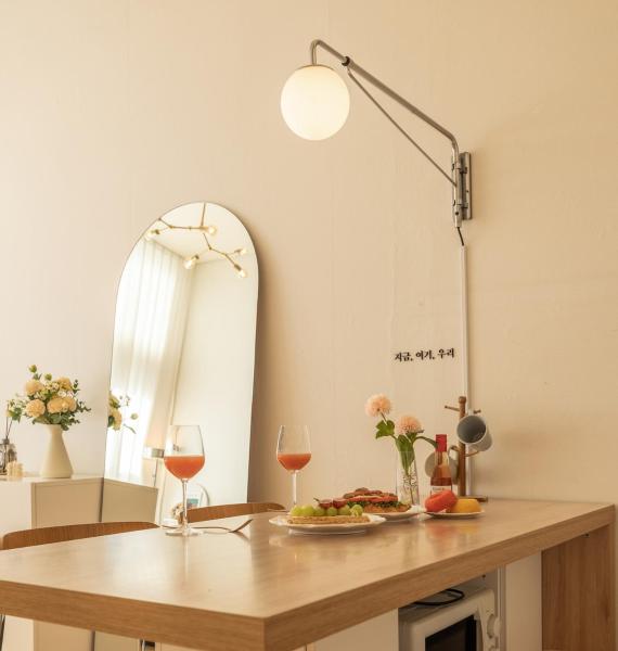 A la foto es mostra l'objecte Jeongja Station 1 minute Mono House Cozy Loft-2 Beds-Netflix-Cafe Street situat a la ciutat de Kungan.