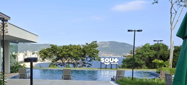 A la foto es mostra l'objecte Golden Sunset com vista mar - Icaraí situat a la ciutat de Niterói.