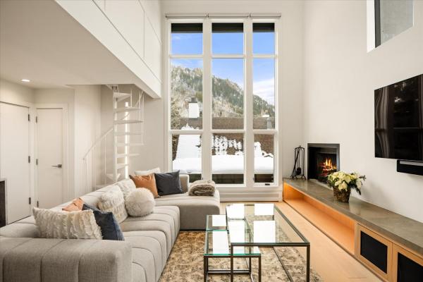 Top Floor Modern Ski-in & Out 3 Br Views - Aspen, CO
