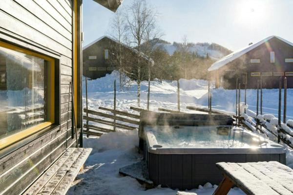 写真にはHållan市にあるSpacious Mountain Cabin With Jacuzzi In Kläppenが写っています。
