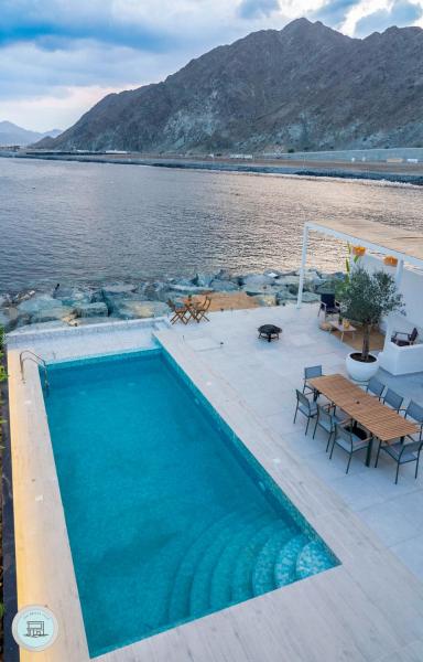 Na fotografii je vidět objekt Al Dana, Sea Breeze Villa, Fujairah nacházející se ve městě Ḩaqīl.