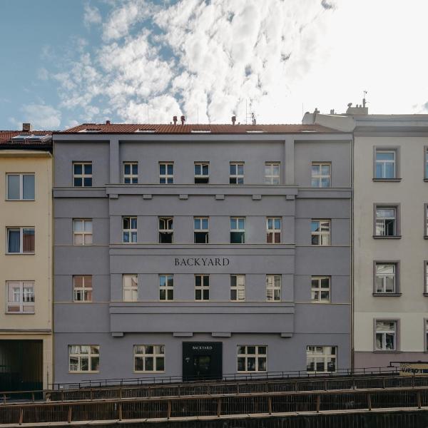 Cute designer little home near Castle! Backyard!, Praga