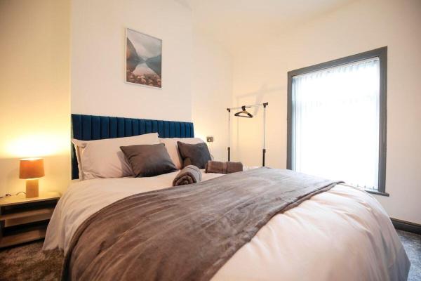 A la foto es mostra l'objecte Dixon House, Sleeps 6, Free Parking, Long or Short Stays - by NMB Property situat a la ciutat de Blackrod.