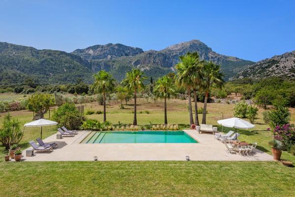 写真にはポリェンサ市にあるDeluxe Villa Els Gorgsが写っています。