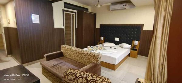 A la foto es mostra l'objecte Palette Hotel And Resort Gokak situat a la ciutat de Gokāk.