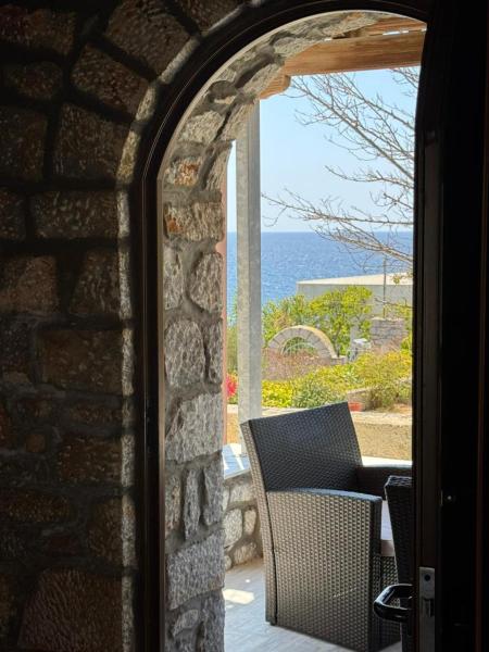 Nella foto è visibile l'oggetto Mani Sea View Beachfront House situato nella città di Vathia.
