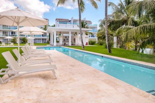 Na foto é possível ver o objeto Beachside Studio with Pool, Steps to Playa Bonita localizado na cidade de Las Terrenas.